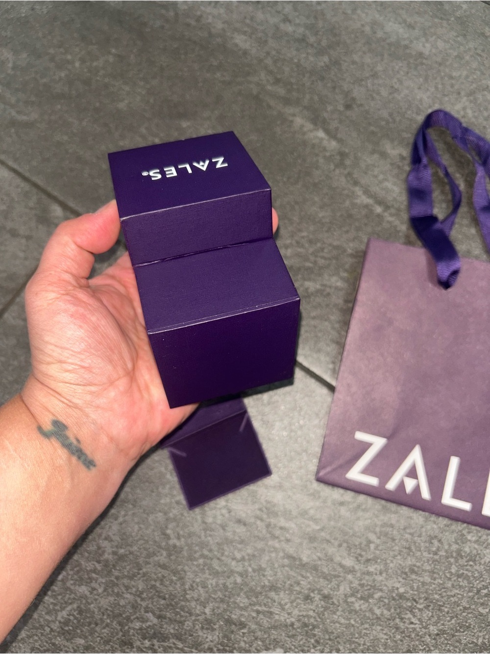 Zales Royal Purple Ring/Earring jewelry box with bag - Picture 4 of 6